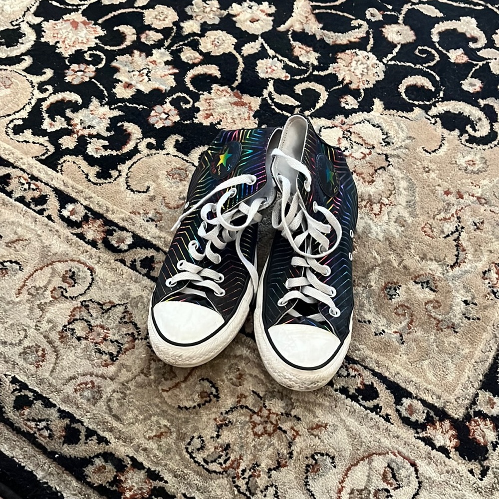 COPY - These are converse. Size 8 in women’s. Have been worn but cleaned to loo…
